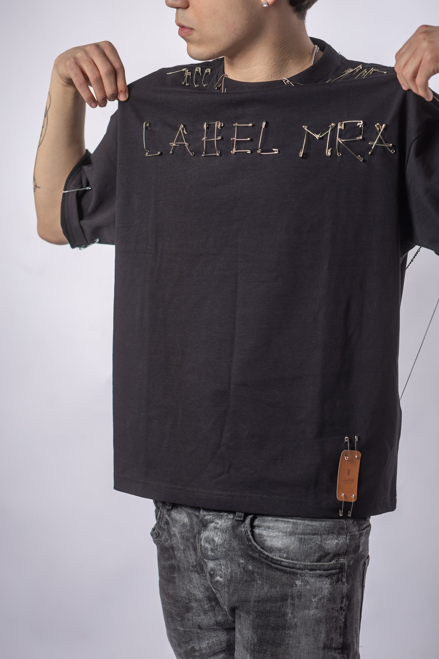 Tricou Oversized LABEL MRA – Logo din Ace & Detalii Metalice