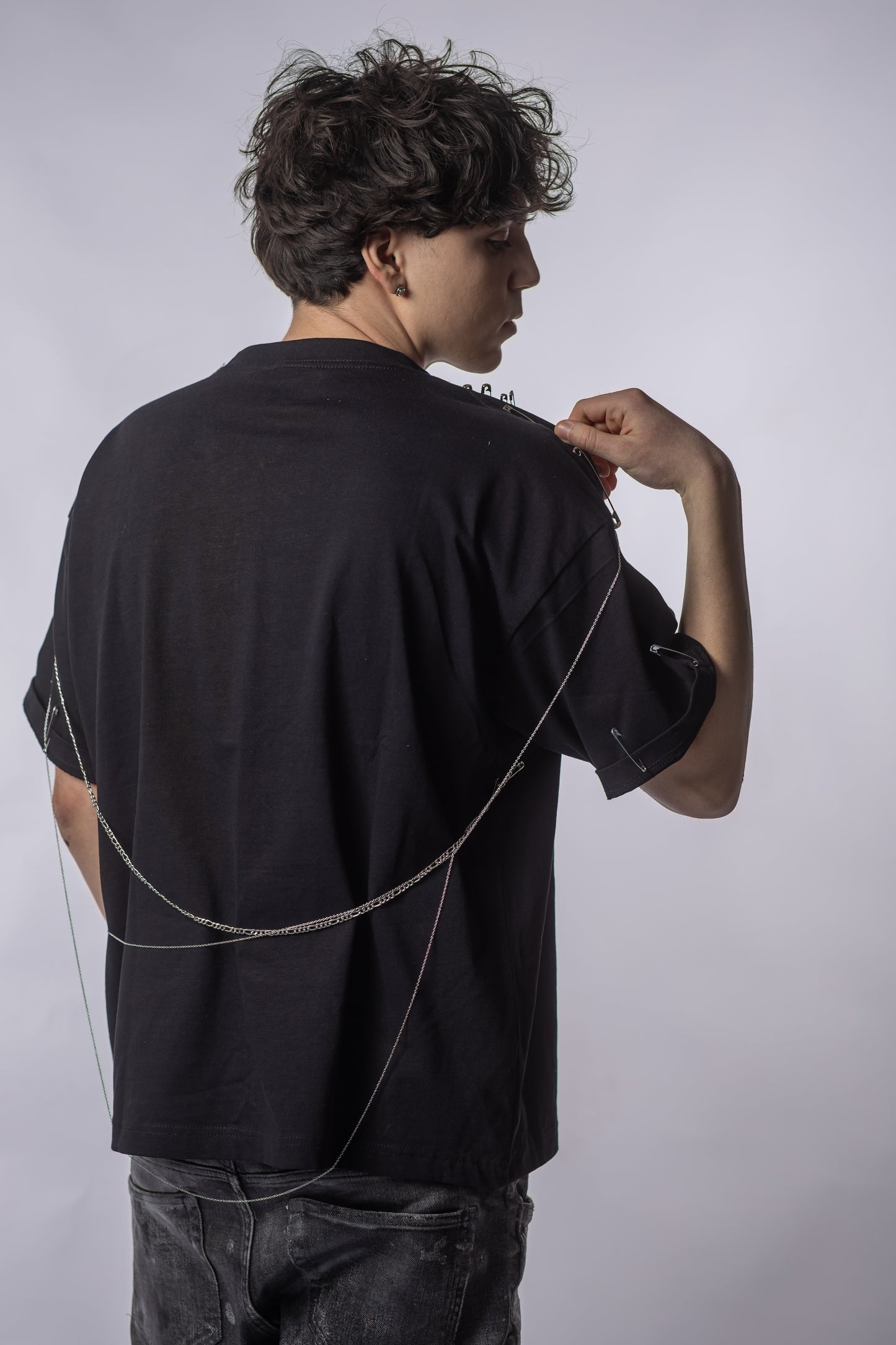 Tricou Oversized LABEL MRA – Logo din Ace & Detalii Metalice