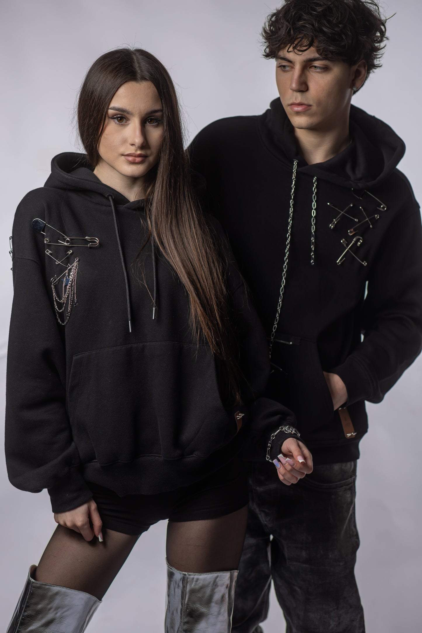 Hanorac ZAYNE – Lanțuri, Fermoare & Detalii Metalice