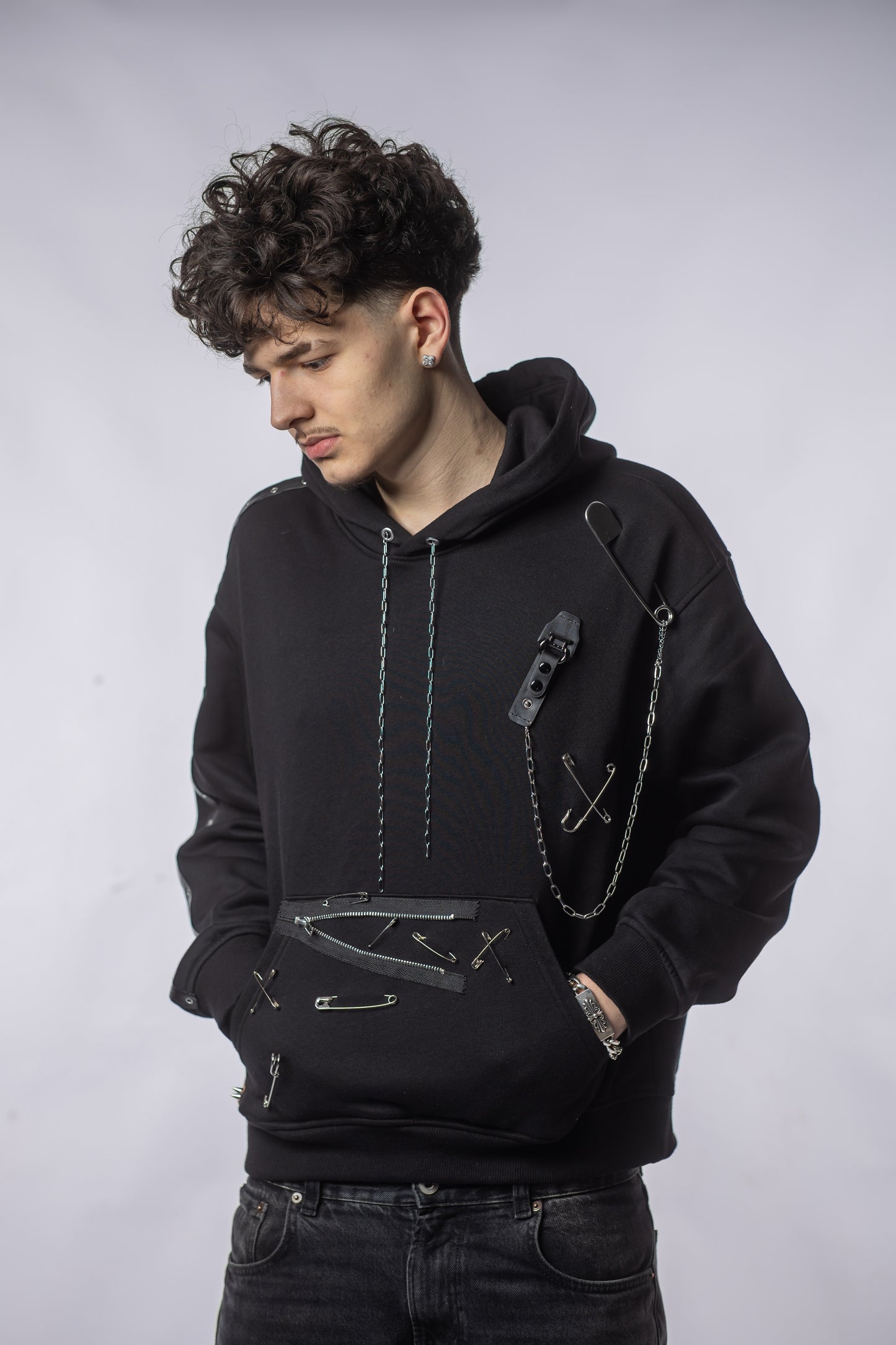 Hanorac AXXEL BLACK – Lanțuri, Ace & Detalii Metalice