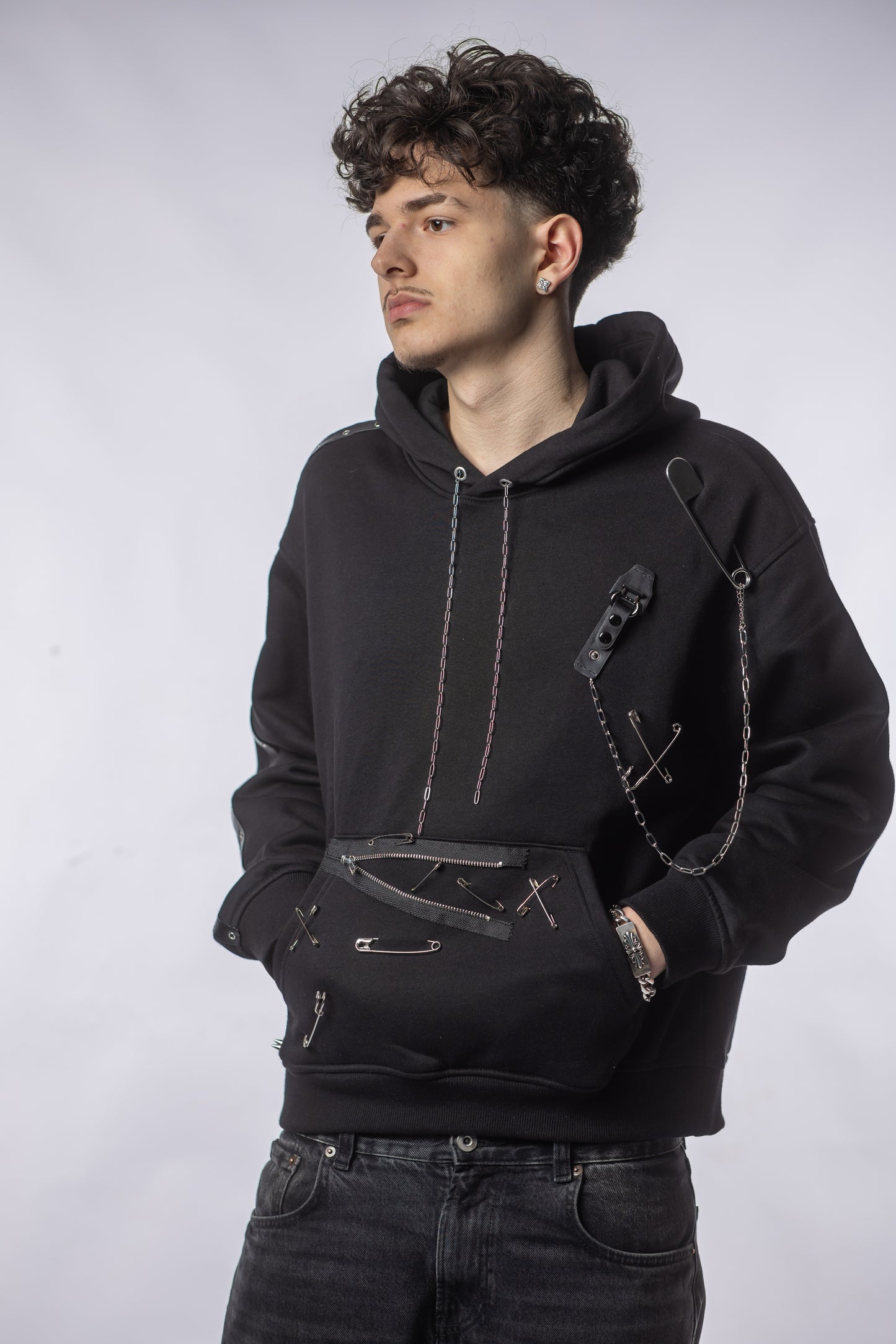 Hanorac AXXEL BLACK – Lanțuri, Ace & Detalii Metalice