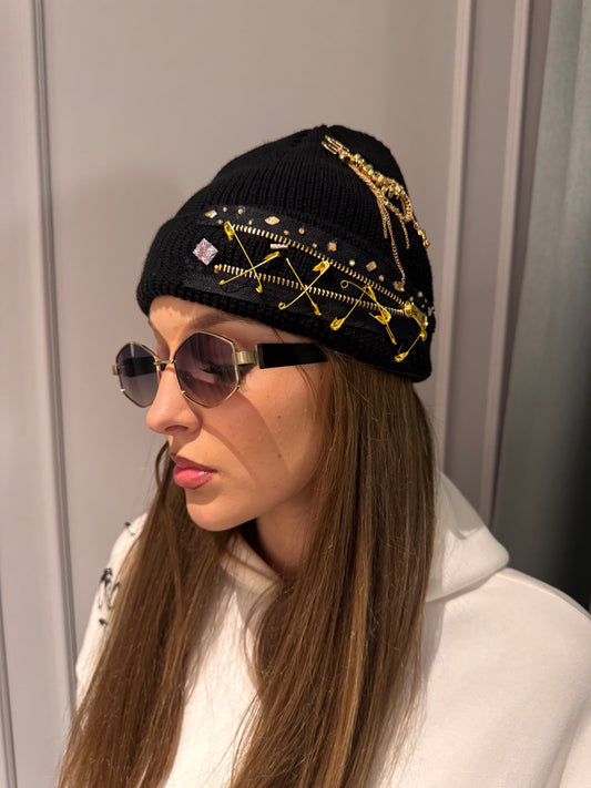 Fes GOLDEN BEANIE – Lanțuri & Accente Metalice Aurii
