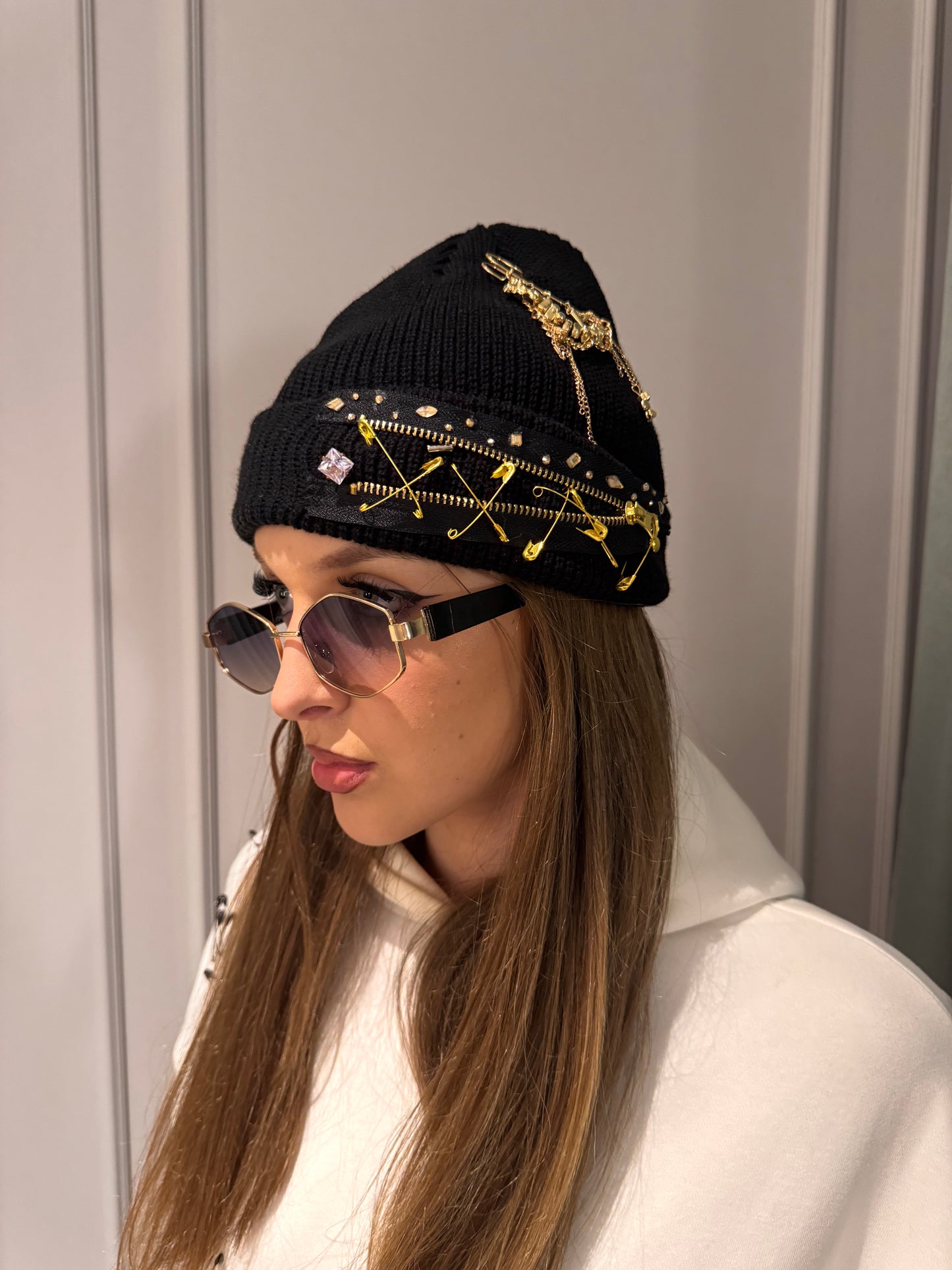 Fes GOLDEN BEANIE – Lanțuri & Accente Metalice Aurii