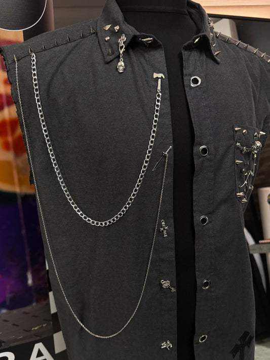 Vestă RAVEN – Lanțuri, Ținte & Detalii Metalice