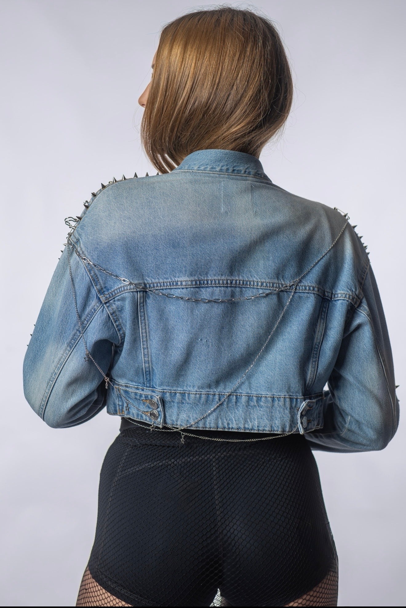 Jachetă Denim Cropped SILVER – Ținte Metalice & Design Statement