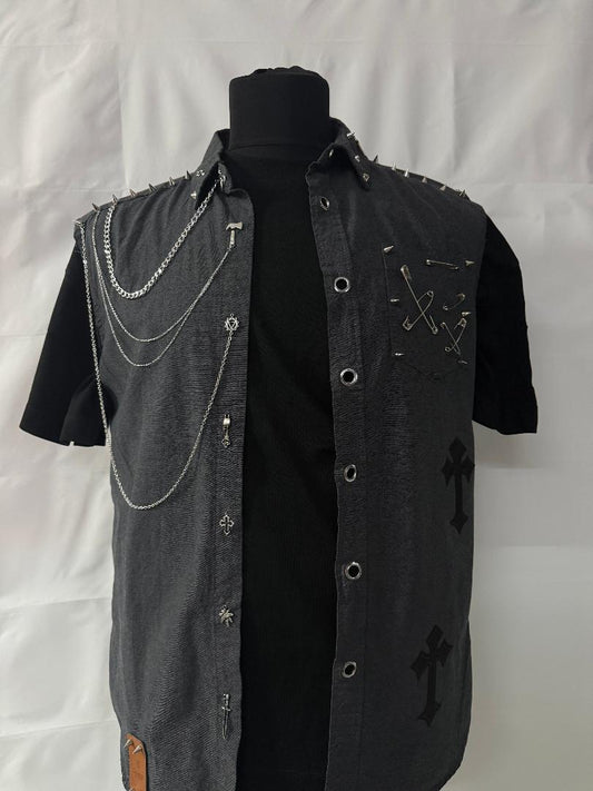 Vestă RAVEN – Lanțuri, Ținte & Detalii Metalice